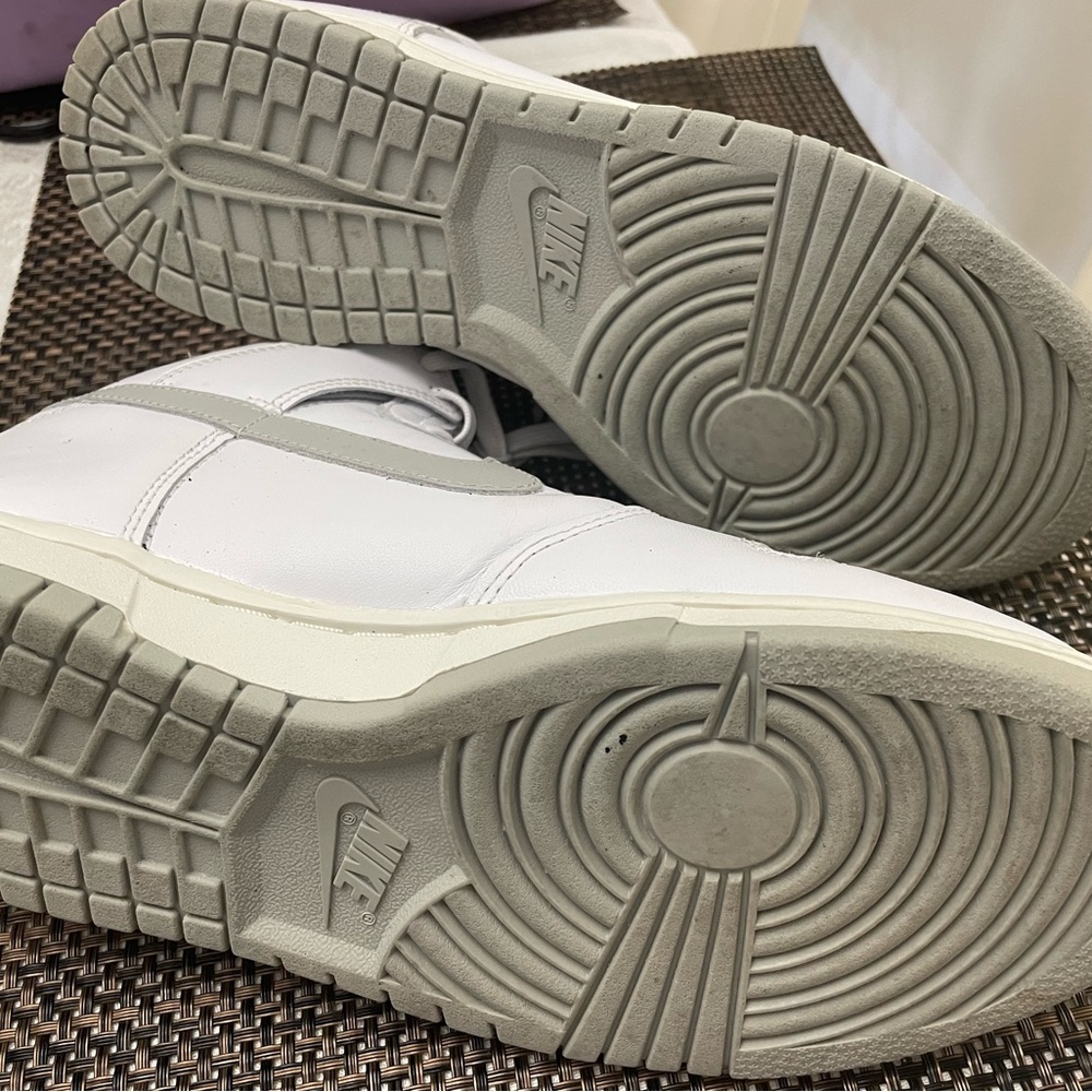 Nike Men’s White and Light Gray Low-Top Sneakers